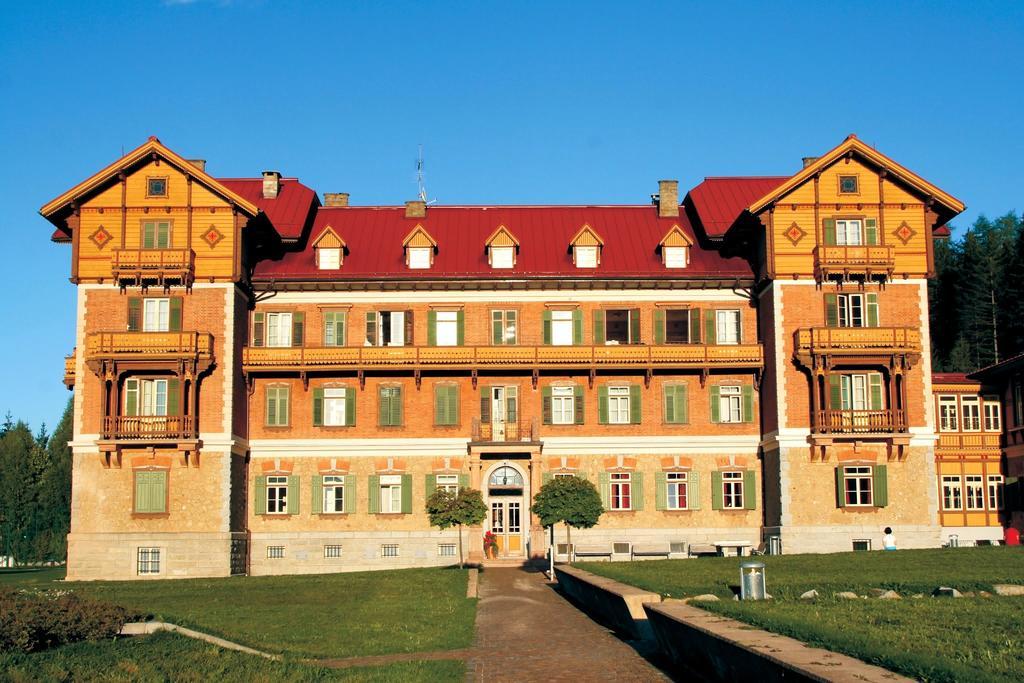 Centro Vacanze Grand Hotel Dobbiaco Luaran gambar